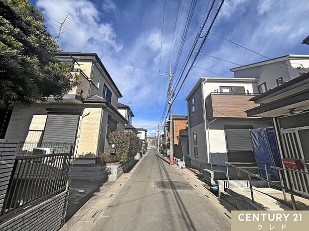 前面道路は西側4ｍ公道。鶴ヶ島第二小学校まで徒歩8分でお子様の通学も安心！商業施設も近隣に充実した住み良い環境です。