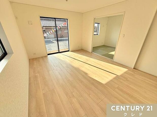 【LDK15帖】南向き×2面採光の陽光あふれる明るい住空間。ご家族みんなが自然体で心地良く過ごすことができますね。