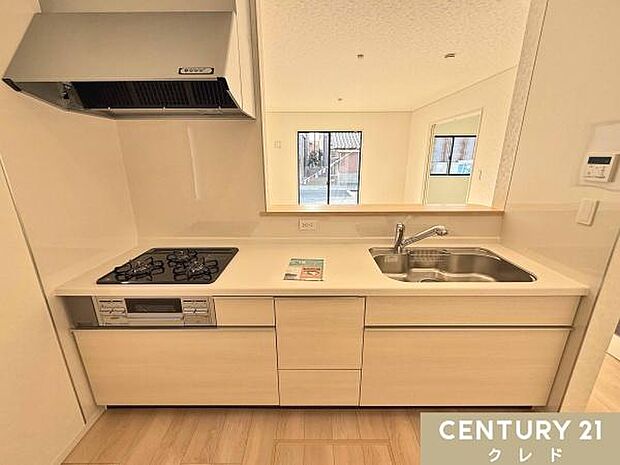 コミュニケーションが取りやすい対面式キッチン！お料理中もリビングにいるご家族と会話を楽しんだり、お子様の様子を見守ることができます。