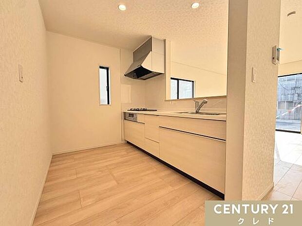 冷蔵庫やカップボードなどを配置してもゆとりあるキッチンスペース。ダイニングへのお食事の受け渡しもスムーズなカウンター付き。