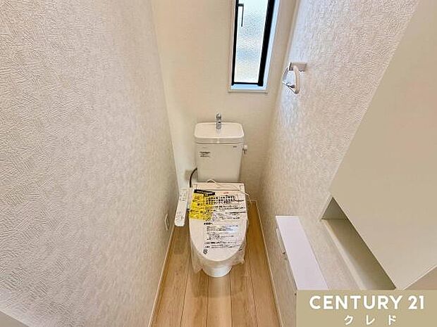 肌への負担に配慮し、快適な生活をサポートする温水洗浄機能付きトイレ。埋め込み収納にはトイレットペーパーや掃除道具をスマートに収納できます。