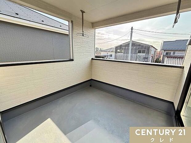 天候に左右されない開放的なインナーバルコニー。アウトドアリビングとしても楽しめます。南向きで陽当たりも良く、洗濯物がカラッと乾きます。