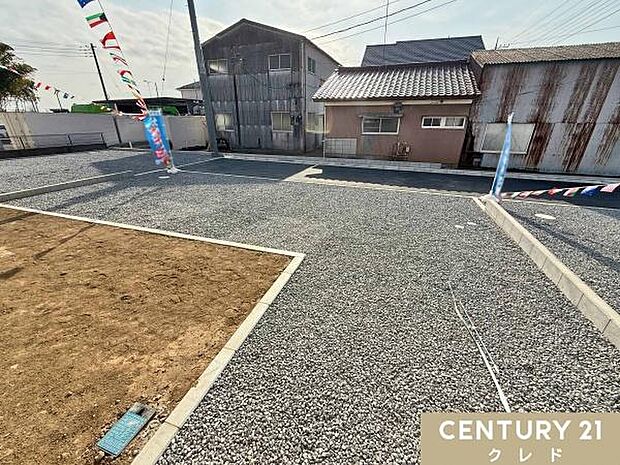 全棟、敷地広々51坪超！来客時や将来の増車に対応しやすいカースペース3台確保。見晴らしの良い、西側公道9.02ｍに面しています。