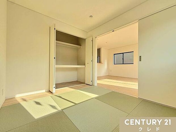 【和洋室5.2帖】リビングに隣接した和室はお子様の遊び場やお昼寝スペースとして大活躍！来客時には扉を閉めて個室の「客間」としても使えます。