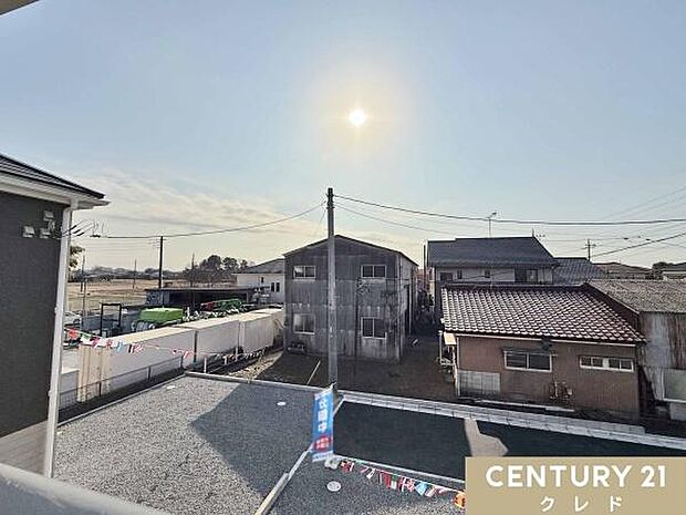 バルコニーから広々とした青空を眺めることができます。陽当りの良い住宅街なので家事や勉強の合間にほっと一息つくことができます。