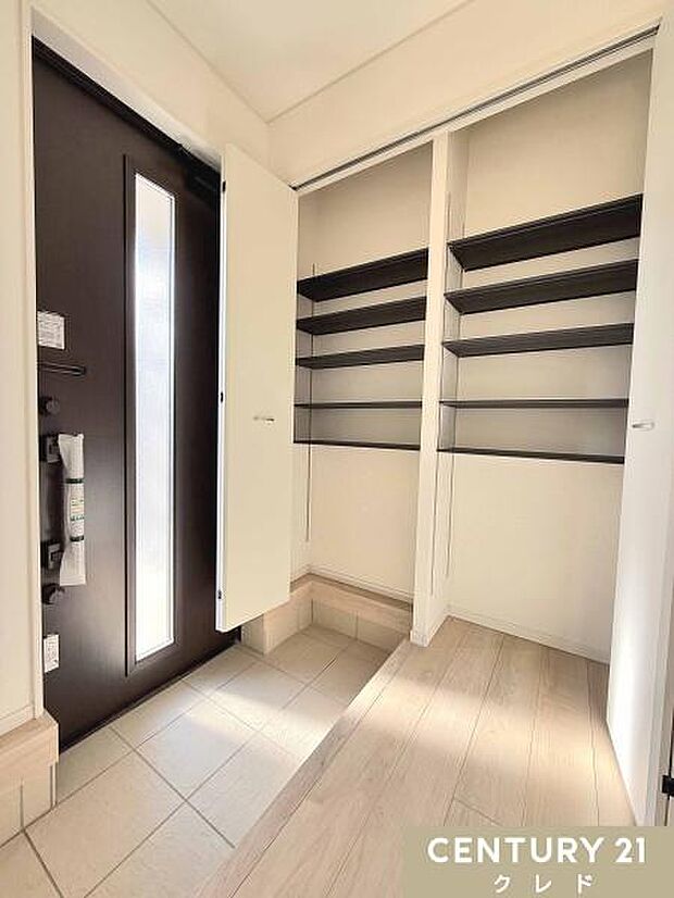 玄関には天井までたっぷり収納できるシューズボックス！可動棚仕様で靴の高さに合わせて無駄なく収納でき、玄関ホールをいつも美しく保てます。