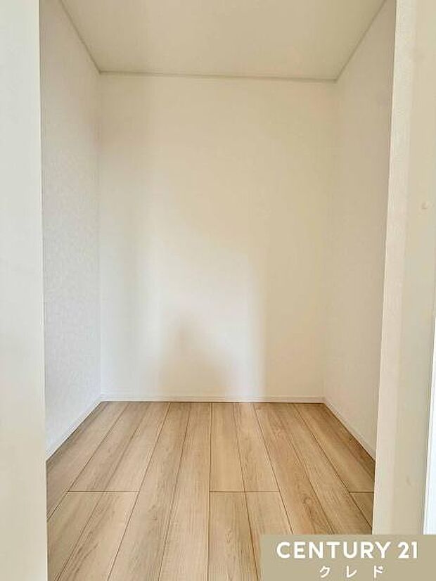 洋室7帖には洋服はもちろん、キャリーケースやかさばる荷物も丸ごと収納できる大容量のウォークインクローゼット付き。中に入って洋服を選べるゆとりの広さを確保しています。