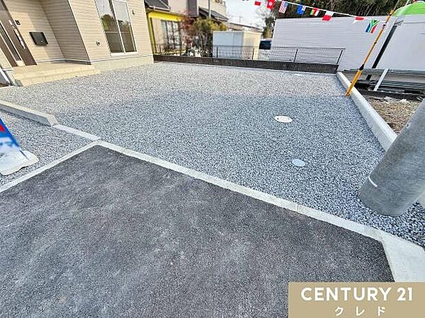 全棟、敷地広々51坪超！来客時や将来の増車に対応しやすいカースペース3台確保。見晴らしの良い、西側公道9.02ｍに面しています。