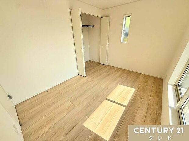 【洋室6帖　南側】2階の全居室は2面に窓を設けています。たっぷりの陽光と風通しの良さが、毎朝の心地よい目覚めをサポートします。