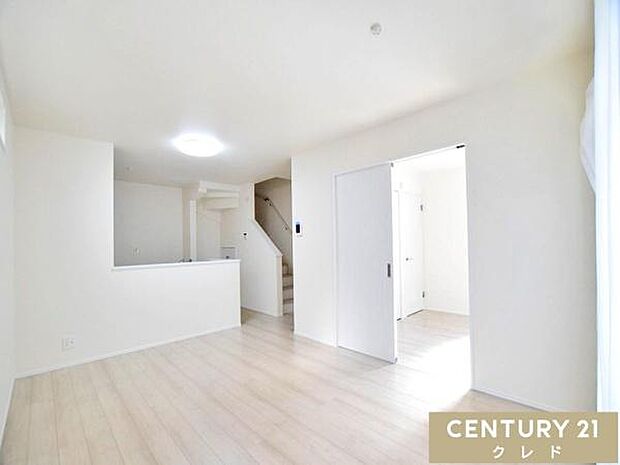 【LDK14.68帖】人気のリビング階段と対面式キッチンを組み合わせた、家族の絆が深まるLDK。「ただいま」「おかえり」の声が自然と響く、温かい空間設計です。