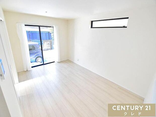 【LDK14.68帖】白を基調とした明るく洗練された約14.7帖のLDK。お好きなインテリアに囲まれた住空間で癒されながら家族との時間を育むことができます。