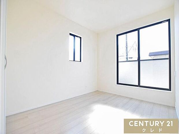 【洋室5.75帖】南西バルコニーに面した、子供部屋にもピッタリな明るい洋室。勉強机や本棚、ベッドなどの家具を置いてもゆとりがあり、快適にお過ごしいただけます。