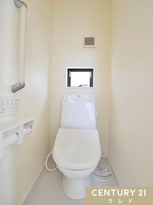 快適性と衛生面を兼ね備えたウォシュレット機能付きトイレ。窓付きで明るく、換気もしやすい空間で、日常的に清潔を保てます。