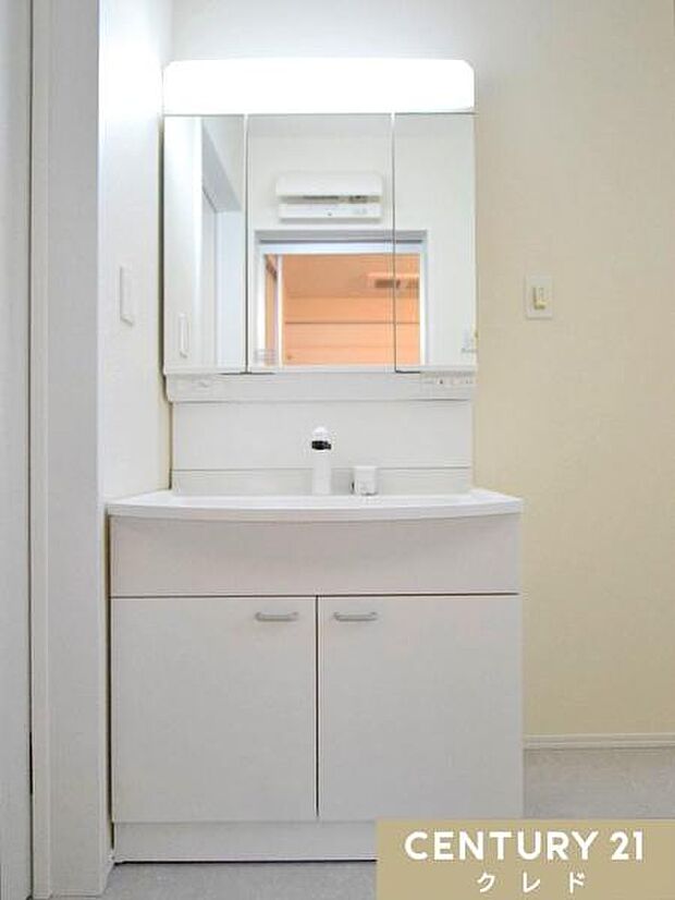 洗面室には収納豊富な三面鏡化粧台を完備。鏡裏や足元のスペースを無駄なく活用し、日用品をスッキリ収納できます。
