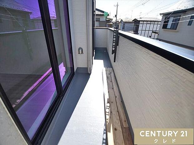 心地よい陽射しと爽やかな風が感じられる南西向きバルコニー。晴れた日には洗濯物やお布団を気持ちよく干すことができます。