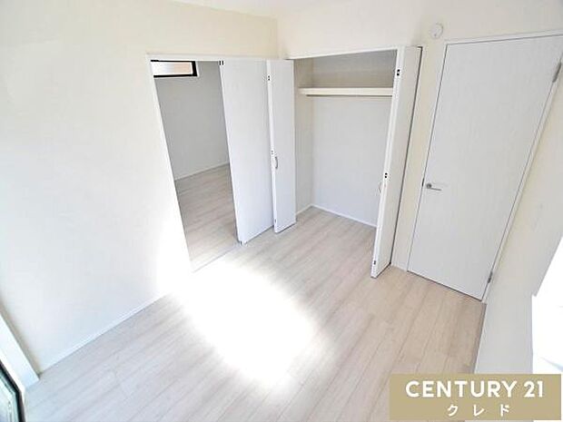 【1階 洋室5.25帖】リビングに隣接しており、扉を開放して広々と使ったり、閉めて個室にしたりとライフスタイルに合わせてフレキシブルに活用できます。