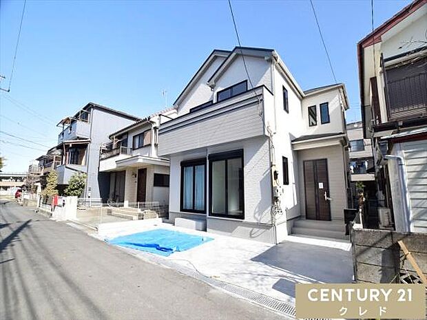 周辺にはスーパーなどの商業施設に加え、教育機関も充実。子育て世帯にも嬉しい、便利で安心な住環境が整っています。