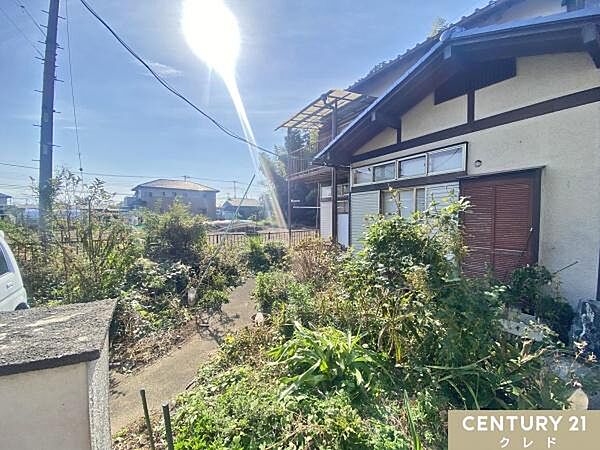 周辺が開けた立地のため、建物への陽当たりも良好！東京電力、公営水道、個別プロパンなどの設備がありでランニングコストと手間を抑えられます。