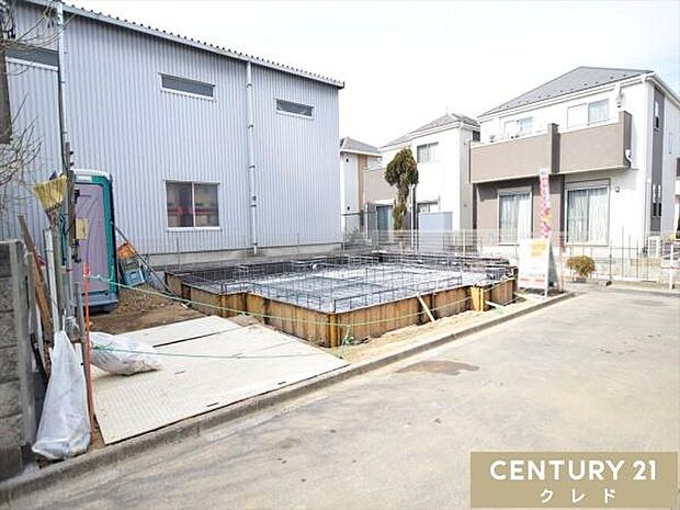 現在は基礎工事中です。床全面と立ち上がりを鉄筋コンクリートで施工することで、安心して暮らせる地震に強い基礎を造ります。