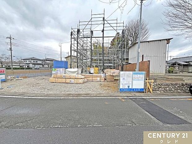 基礎工事が完了し、足場が組まれました。建物を支える大切な土台部分を、しっかりと確認いただけます。