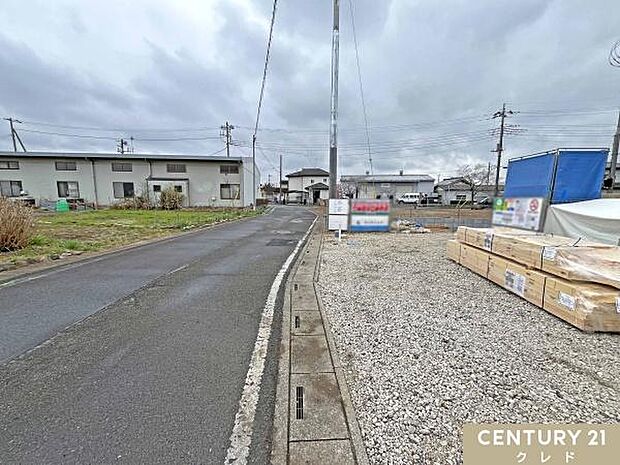 全棟、駐車3台可能です。前面道路は幅員6mで見晴らしも良く、車の出し入れもスムーズです。