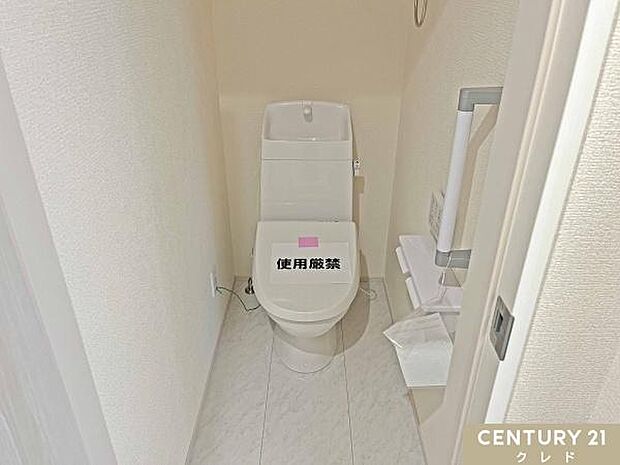 快適性と衛生面を兼ね備えたウォシュレット機能付きトイレ。お手入れもしやすく、清潔な状態を保ちやすいのも魅力です。