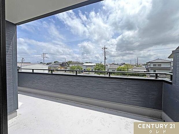 バルコニーからの眺望です。周辺は高い建物がない閑静な住宅街となっており、穏やかで落ち着いた住環境が広がっています。
