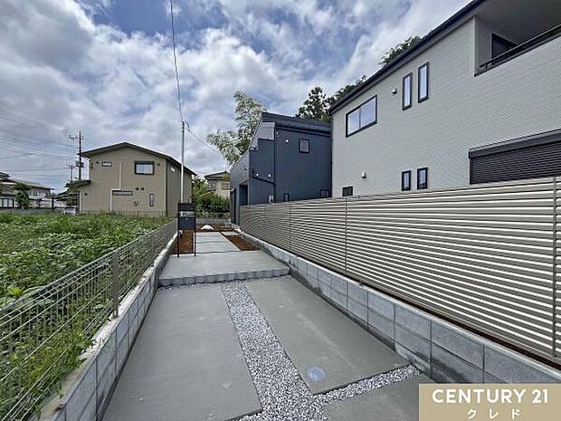 道路から奥まった旗竿地のため、人目が気になりにくく静かで落ち着いた住環境です。駐車場は3台分確保。来客時はもちろん、将来お子様が免許取得時に便利ですね。