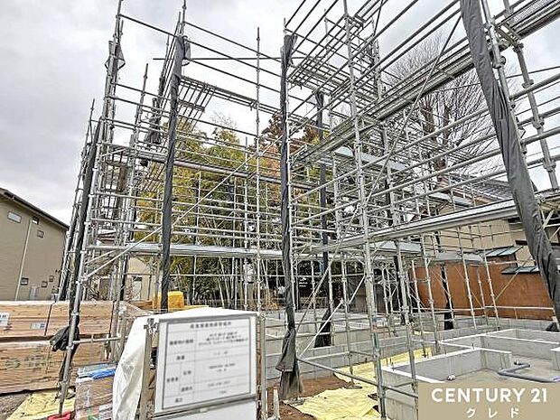 基礎工事が完了し、足場が組まれました。建物を支える大切な土台部分を、しっかりと確認いただけます。