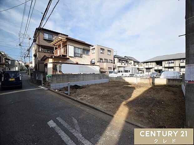 周辺にはスーパーなどの商業施設に加え、教育機関も充実。子育て世帯にも嬉しい、便利で安心な住環境が整っています。