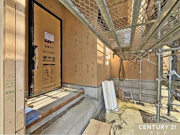 玄関ドアの取り付けが完了。丁寧な施工と確かな検査工程で、長く安心して暮らせる住まいが誕生します。