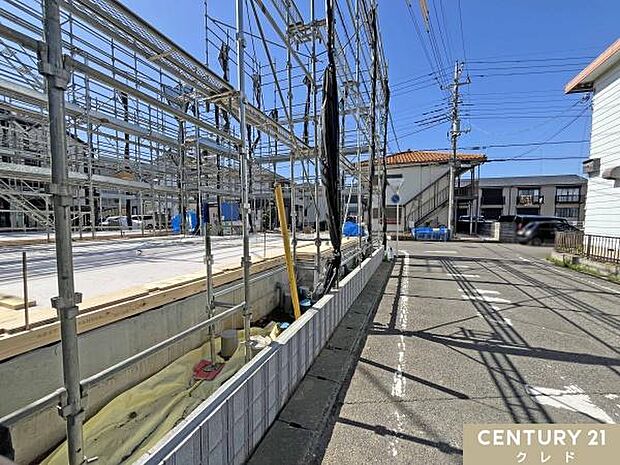 基礎工事が完了しました。足場がすでに組まれており、まもなく上棟いたします。2026年4月中旬完成予定。