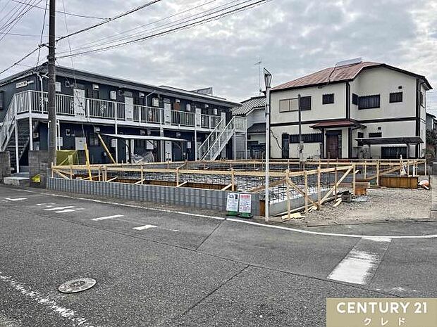 建物を支える重要な基礎工事中。床全面と立ち上がりを鉄筋コンクリートで施工することで、安心して暮らせる地震に強い基礎を造ります。