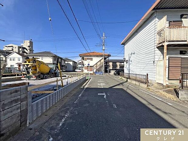 桜小・中学校まで徒歩11分でお子様の通学も安心の立地。周辺には生活利便施設が充実しており、毎日のお買い物にも便利な住環境です。