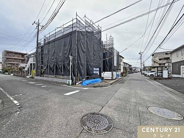 開放感あふれる角地!前面道路は幅員6mとゆとりがあり、車のすれ違いも安心です。桜小・中学校まで徒歩11分でお子様の通学も安心の立地。