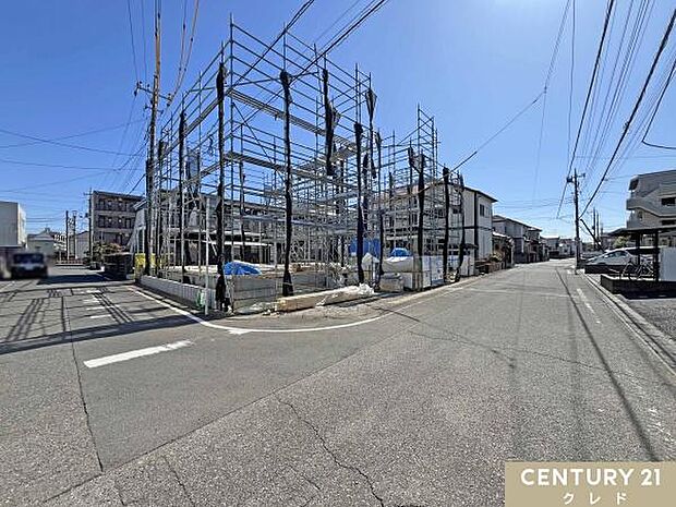 【1号棟】開放感あふれる角地!前面道路は幅員6mとゆとりがあり、車のすれ違いも安心です。