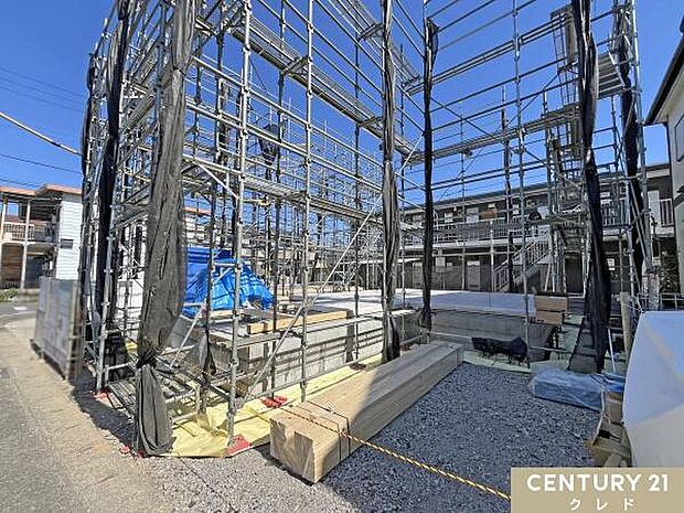 基礎工事が完了しました。足場がすでに組まれており、まもなく上棟いたします。2026年4月中旬完成予定。