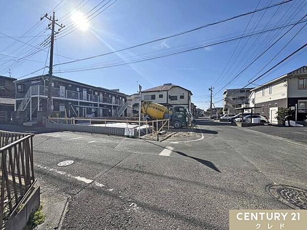 桜小・中学校まで徒歩11分でお子様の通学も安心の立地。周辺には生活利便施設が充実しており、毎日のお買い物にも便利な住環境です。