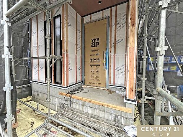 建物を雨水や湿気から守る防水シートの施工中。これにより、カビや腐食を防ぎ、家を長持ちさせます。