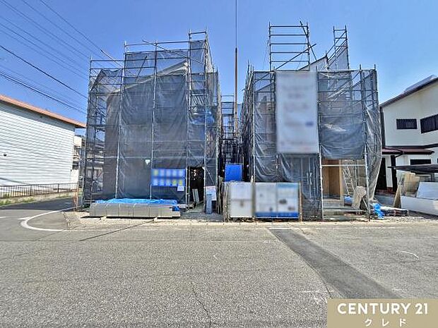 前面道路は幅員6mあり開放的!車のすれ違いも安心です。全棟、2台駐車可能なカースペース付き。