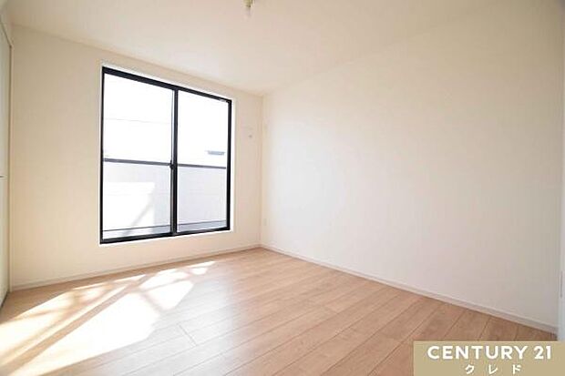 【洋室5.2帖】南東バルコニーに面した柔らかな光が差し込む洋室。勉強机や本棚などの家具を置いてもフリースペースも確保することができ、子供部屋にもピッタリな空間です。