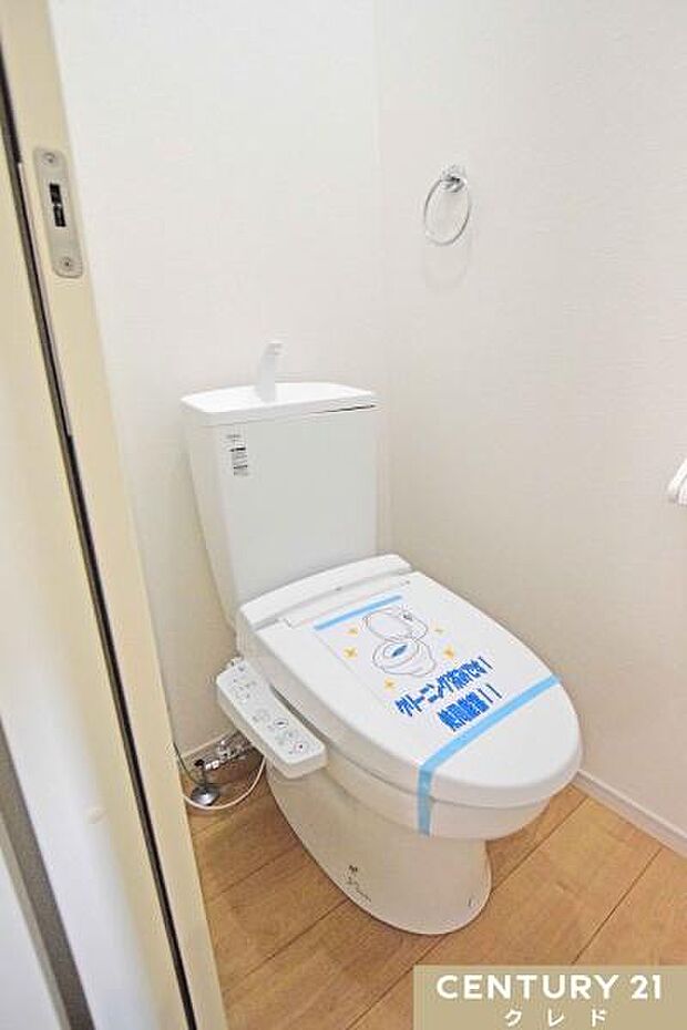 快適性と衛生面を兼ね備えたウォシュレット機能付きトイレ。お手入れもしやすく、清潔な状態を保ちやすいのも魅力です。