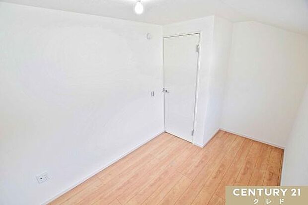 【洋室4.5帖】4.5帖の洋室は、テレワークのワークスペースや趣味の部屋など、ライフスタイルに合わせて多目的に活用できる便利な空間。