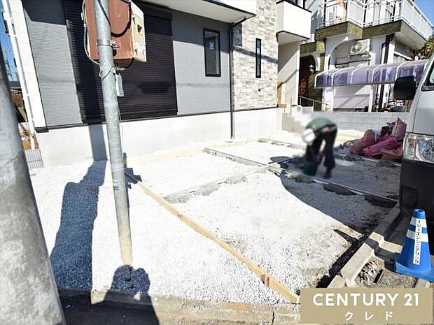 約40坪の敷地には並列3台駐車可。来客時はもちろん、将来お子様が免許取得時に便利ですね。