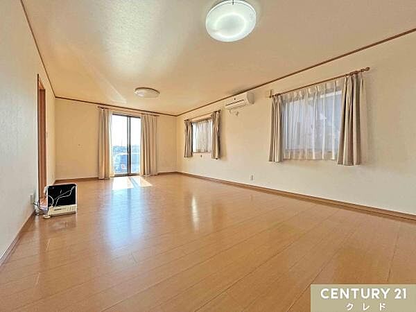 【LDK21.6帖】南向きの大きな窓から暖かな陽光が差し込む明るい空間。ご家族でゆったりとくつろげる、開放的で心地よいお部屋です。