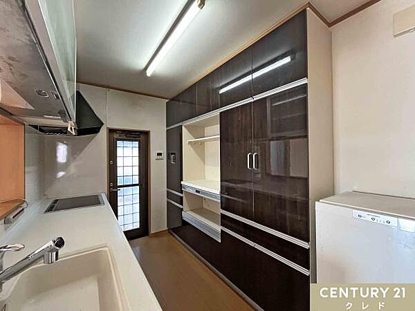 備え付けの大型カップボードがあり、食器や調理家電もすっきりと収納。勝手口が付いているため、ゴミ出しや換気もスムーズにできます。