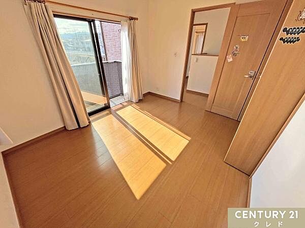 【バルコニー側6.3帖】南向きバルコニーに面した明るい空間。日中も自然光がたっぷり入り、心地よい風が通り抜ける快適な空間です。