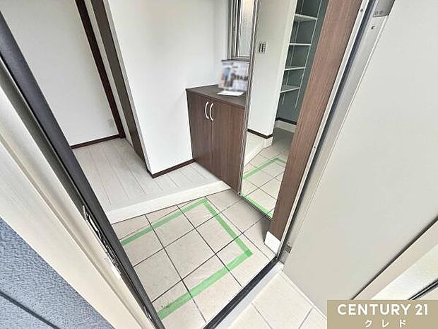 姿見鏡付きシューズボックス付き!窓があるので、玄関ドアを閉めていても自然光が入り、暗くなりがちな玄関が明るく保たれます。