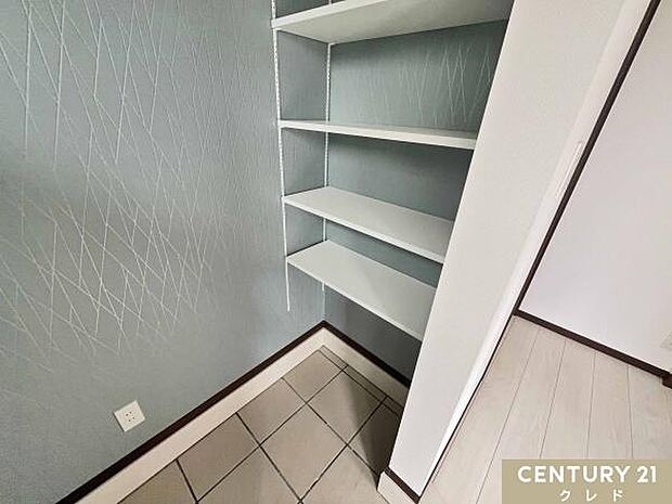 玄関をすっきり保てるSIC。棚は可動式のため、ブーツなど高さのある履物もすっきり収納可能。ベビーカーやアウトドア用品など、外で使う物をそのまま収納できて便利です。