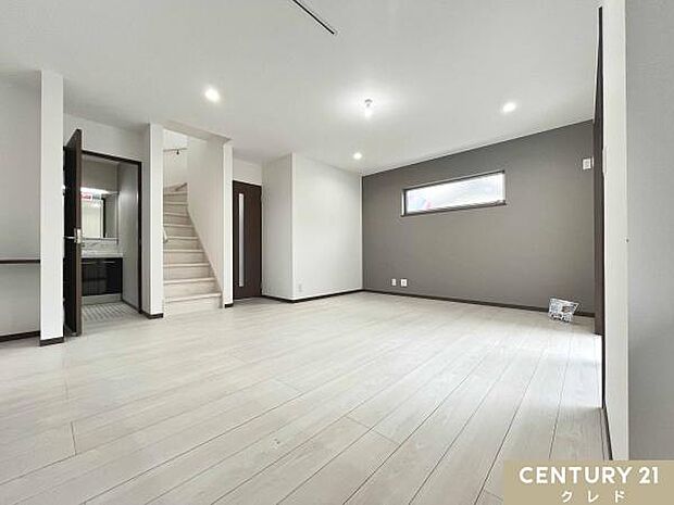 【LDK18帖】リビング階段採用の家族が自然と顔を合わせる、つながりを大切にした設計。3面採光で明るい陽だまり空間です。